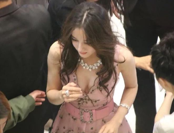 路人镜头下的女明星
