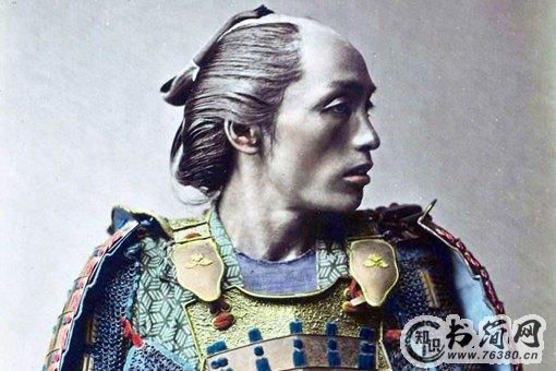 古代日本人的发型叫什么,为什么要把中间剃掉一部分? 古代日本人的发型叫什么,为什么要把中间剃掉一部分?