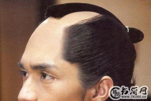 古代日本人的发型叫什么,为什么要把中间剃掉一部分? 古代日本人的发型叫什么,为什么要把中间剃掉一部分?