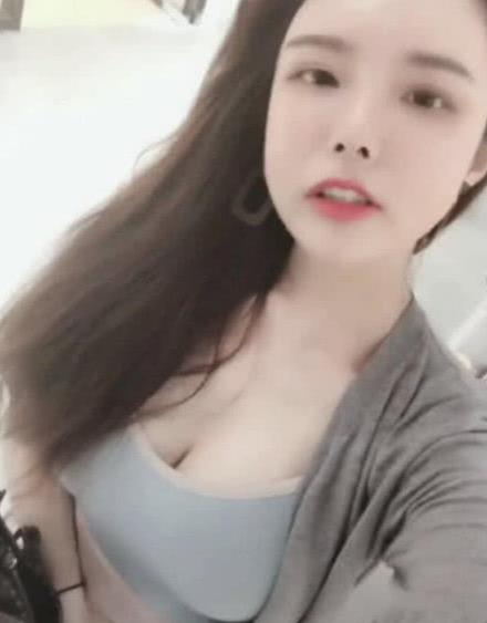 抖音三个女的把胸都甩出来了