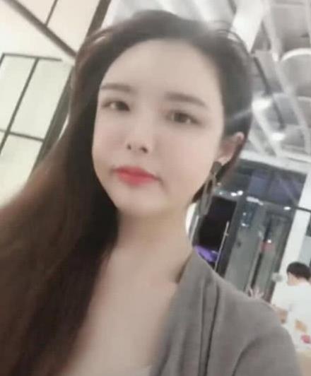 抖音三个女的把胸都甩出来了