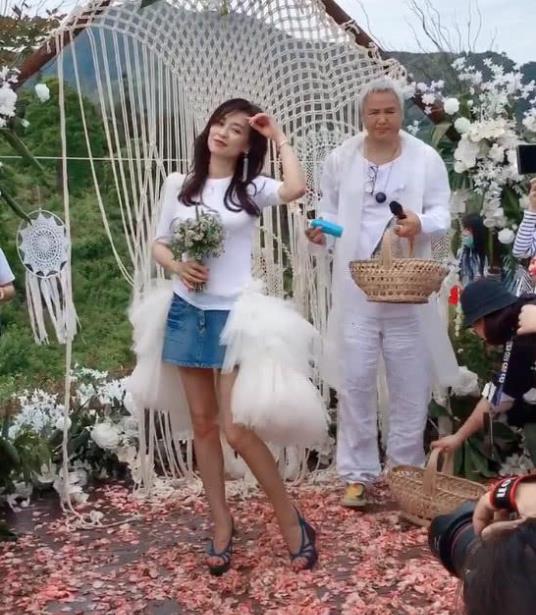 张庭老公被认成奶奶