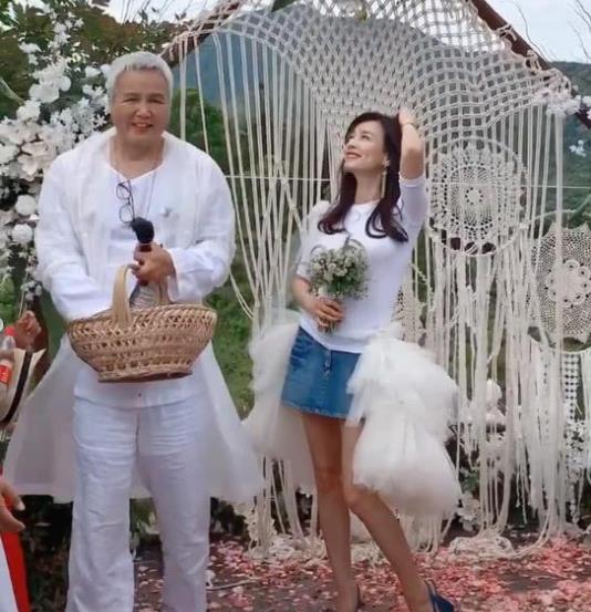 张庭老公被认成奶奶