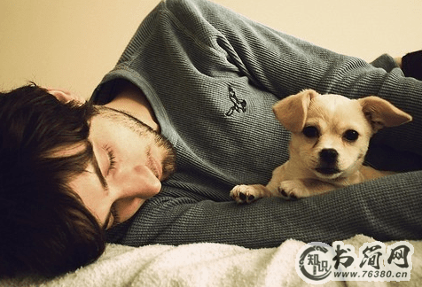 关于兄弟的现实生活说说心情短语：我们都没有错，是年轻毁了承诺