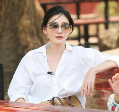 白衬衫怎么穿，才能避开“职业感”？选对款式，轻松穿出高级感