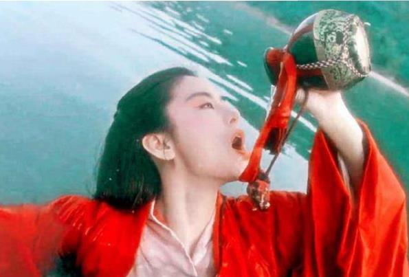 邱淑贞咬牌的壁纸