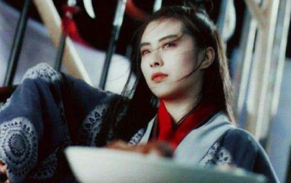 邱淑贞咬牌的壁纸