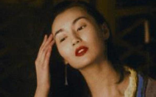 邱淑贞咬牌的壁纸