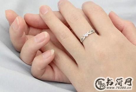 戒指最流行的戴法 这种习俗是怎么产生(图) 戒指最流行的戴法 这种习俗是怎么产生(图)