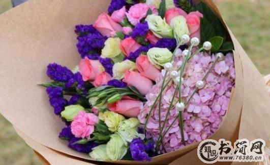 追求女生送花花啦 追女孩子送香水百合也非常合适