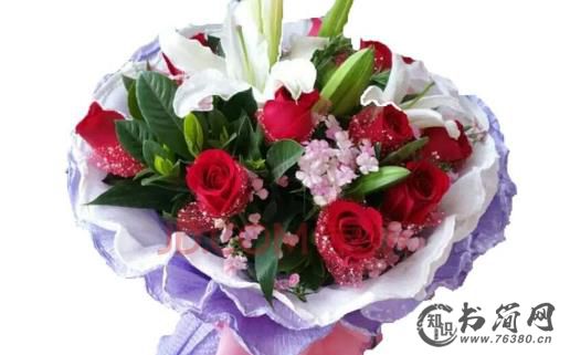 追求女生送花花啦 追女孩子送香水百合也非常合适