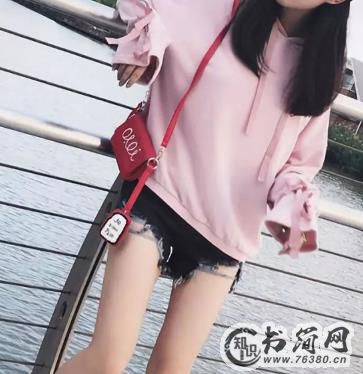 粉色卫衣配什么裤子 如同糖果般甜美俏皮