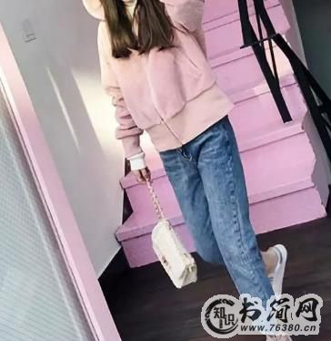 粉色卫衣配什么裤子 如同糖果般甜美俏皮