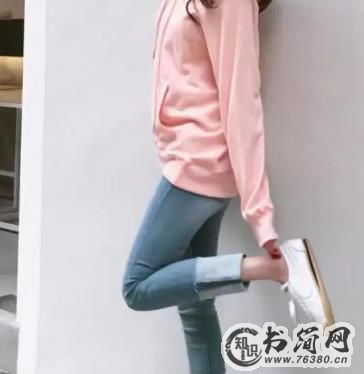 粉色卫衣配什么裤子 如同糖果般甜美俏皮
