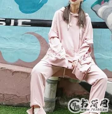 粉色卫衣配什么裤子 如同糖果般甜美俏皮
