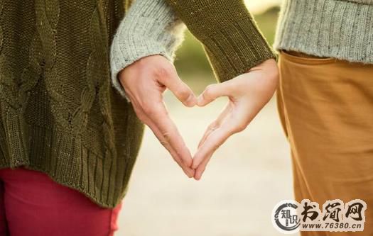 女孩子喜欢你会有的五大表现 表情动作透露好感