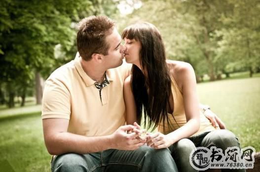 女孩子喜欢你会有的五大表现 表情动作透露好感