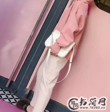 粉色卫衣配什么裤子 如同糖果般甜美俏皮