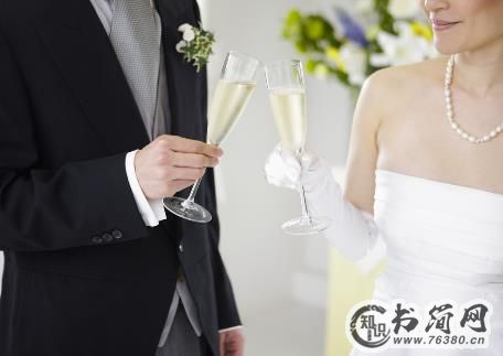 婚礼斟酒碰杯的礼仪常识-婚宴酒水的选择