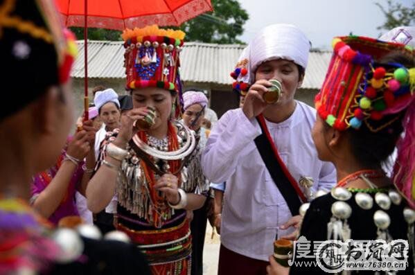 景颇族的风俗习惯是怎样,盛行杀牲畜祭鬼魂(鬼魂有好坏之分)
