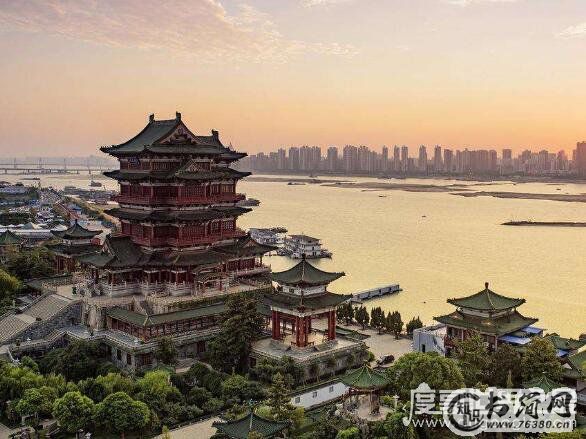 中国古代四大名楼,分别是黄鹤楼、鹳雀楼 、滕王阁、岳阳楼