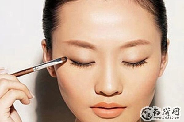 单眼皮怎么画眼影  一招解救无神小眼
