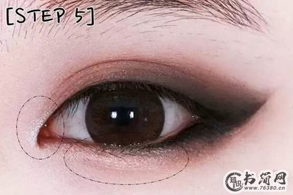 单眼皮怎么画眼影  一招解救无神小眼