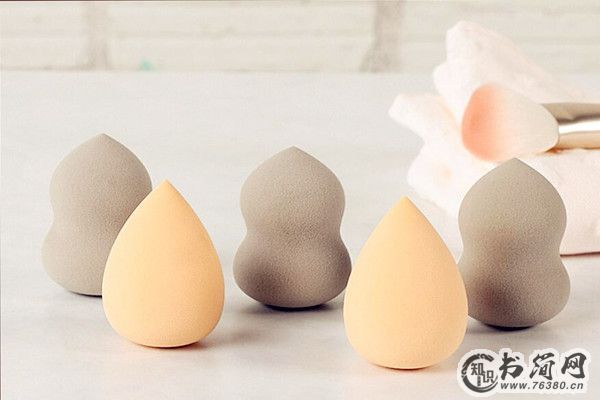 美妆蛋怎么上粉底液 适合化妆新手的上妆技巧之一