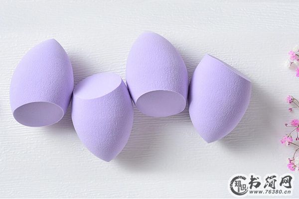 美妆蛋怎么上粉底液 适合化妆新手的上妆技巧之一