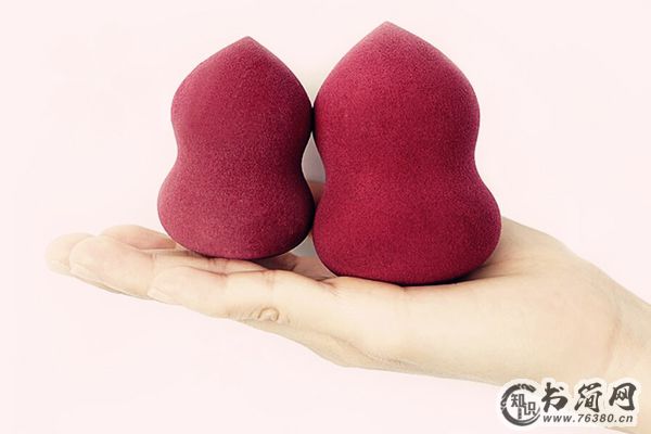 美妆蛋怎么上粉底液 适合化妆新手的上妆技巧之一