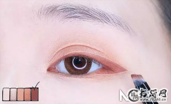 倒影眼线的画法教程图解 减龄又显眼睛大眼妆get起来