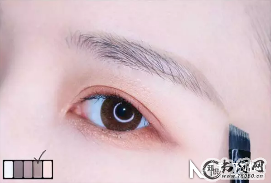 倒影眼线的画法教程图解 减龄又显眼睛大眼妆get起来