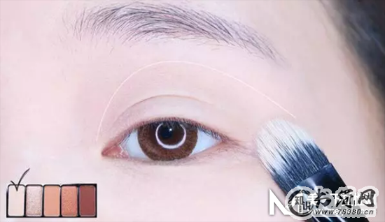 倒影眼线的画法教程图解 减龄又显眼睛大眼妆get起来