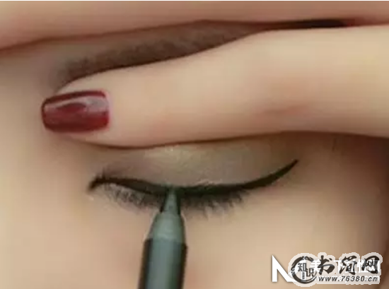 单眼皮内双怎么画眼线 好看眼线画法步骤图解