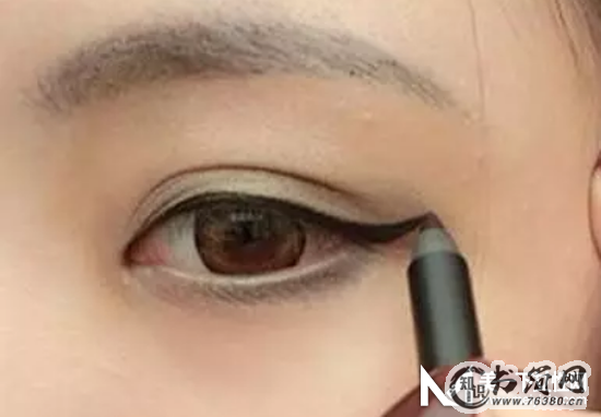 单眼皮内双怎么画眼线 好看眼线画法步骤图解