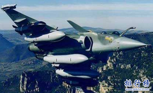 　　导语：军火商就是生产制造先进的军火和航空飞机的公司，那么你知道全球有哪些比较知名的军火商吗?今天排行榜123网小编为大家盘点了全球十大军火商简介，一起来看看他们的成就吧!  　　全球十大军火商  　　1.波音公司(美国)  　　2.中国北方工业公司  　　3.俄罗斯苏霍伊  　　4.法国达索  　　5.英国BAE系统公司  　　6.意大利芬梅卡尼卡集团  　　7.日本三菱重工  　　8.洛克希德·马丁公司  　　9.诺思罗普·格鲁曼公司  　　10.通用动力公司  　　十、通用动力公司  　　通用动力公司是一家大型的军火公司，主要业务涉及航海设备、制造军舰和核潜艇等以及航空领域方面的商用飞机和战斗机等另外还有自己独立的信息系统和专业技术部门，制造一些比较有攻击性的武器。主要代表产品有F-111战斗轰炸机，军用售价为229亿美元 。  　　九、诺思罗普·格鲁曼公司  　　诺思罗普·格鲁曼公司成立于1994年由原诺思罗普公司和格鲁曼公司合并创立的，主要业务涉及电子和系统集成、军用轰炸机、战斗机、侦察机以及军用航空飞机部件和信息系统等领域有很强的实力，主要代表作品有B-2轰炸机，军用售价266亿美元。  　　八、洛克希德·马丁公司  　　洛克希德·马丁公司是一家专业制造军用武器的公司，在全球十大军火商中航空、航天、电子领域等位于世界首位，控制美国军用卫星发射和生产业务，主要生产制造战略导弹防御系统、坦克导弹及机载电子设备等。  　　七、日本三菱重工  　　日本三菱重工表面是生产挖掘机，推土机等装备其实是一家军工企业，日本政府采取的御军于民政策将这个军火公司隐藏起来，是日本一家实力雄厚的军用武器制造公司，主要生产的有驱逐舰，直升机航母以及陆军的坦克、潜艇等主要代表作品有f-2,f-15J系列战机。  　　六、意大利芬梅卡尼卡集团  　　意大利芬梅卡尼卡集团是意大利最大的军火商，在国际上有很高的知名度。主要业务涉及航空航天以及能源与信息技术等领域的制造，主要代表作品有狂风战机，这个战机被誉为欧洲的战斗机。  　　五、英国BAE系统公司  　　英国BAE系统公司主要生产和制造军用战机和航母、核潜艇等海军武器，另外还生产导弹等精确制导武器成为英国知名的军火商，主要代表作品有机敏的核潜艇，这个潜艇在电影末日孤舰里面有出现过。  　　四、法国达索  　　法国达索是一家专业制造飞机的生产商，公司主要生产研制军用飞机和民用飞机，主要代表作品有幻影-2000还有美洲国家的超军旗战机都是法国达索公司生产的，最出名的一部战机是阵风系列战机在全球十大军火商实力雄厚技术先进。  　　三、俄罗斯苏霍伊  　　苏霍伊是俄罗斯著名的航空制造公司，生产的大部分战机都出口到中国几十个国家，其中最出名的是苏-35战机受到很多人的关注和点赞。另外该公司还研制了苏-27战机、苏-30、苏-34、苏-35等11个系列的战机。  　　二、中国北方工业公司  　　中国北方工业公司是大陆军火生产制造商，在国际上有很高的知名度。公司主要生产火箭炮、导弹、坦克，装甲车，精确制导炸药等非常厉害的军用武器在全球十大军火商中有很强的竞争力成为了国人的骄傲。  　　一、波音公司(美国)  　　波音公司是世界知名的军火制造商，我们乘坐的很多飞机航班就是波音公司生产制造的，该公司主要生产制造航空飞机以及轰炸机等厉害的军事武器，主要代表的作品有B-52轰炸机以及F-15, F-18战机在世界上是不可取代的。  　　结语：以上就是排行榜123网小编为大家盘点的全球十大军火商，这些公司主要生产和制造飞机以及坦克等厉害的军用或者海军武器体现了国家的强大和技术先进。