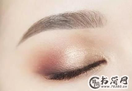 肿眼泡适合什么颜色的眼影，肿眼泡怎么画眼妆