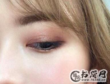 肿眼泡适合什么颜色的眼影，肿眼泡怎么画眼妆