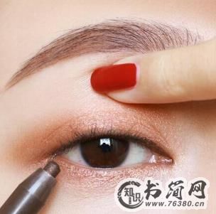 新手画眼线技巧，选眼线液好还是眼线笔好