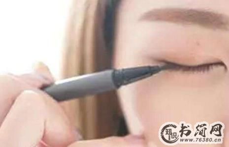 新手画眼线技巧，选眼线液好还是眼线笔好