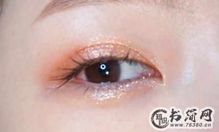 肿眼泡适合什么颜色的眼影，肿眼泡怎么画眼妆