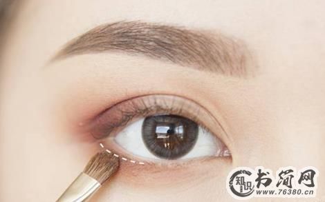 肿眼泡适合什么颜色的眼影，肿眼泡怎么画眼妆