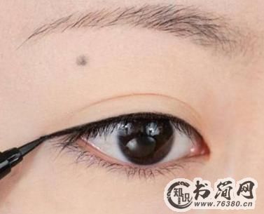 新手画眼线技巧，选眼线液好还是眼线笔好