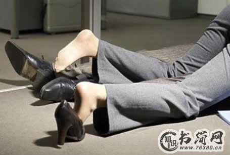 办公室恋情：职场的年轻人小心惹火上身