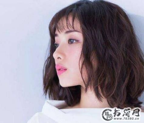 圆脸女生适合什么发型,5种适合<a data-cke-saved-href='http://www.ixinwei.com/tag/2.html' href='http://www.ixinwei.com/tag/2.html' target='_blank' class='titleblack' title='圆脸发型'>圆脸发型</a>图片 圆脸女生适合什么发型,微卷空气刘海发型图片