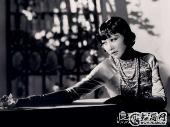 第一位进入好莱坞的华人演员,黄柳霜(14岁就参演了首部电影)