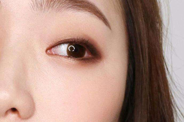肿眼皮怎么涂眼影好看 避开这些雷区选对颜色就OK