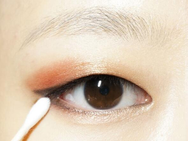 单眼皮怎么画眼线 单眼皮画眼妆的技巧是什么(3)