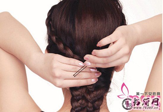 适合职场的优雅辫编发步骤 精致优雅的职场女性(2)