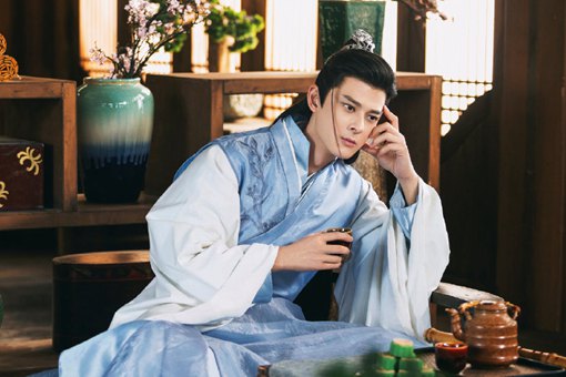 枕上书苏陌叶喜欢凤九还是阿兰若?阿兰若为何去战场?